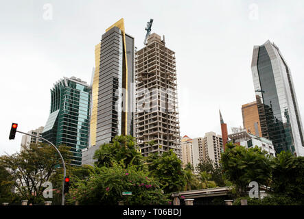 Vue sur la rue des immeubles de bureaux modernes avec Star Bay Tower (Bicsa Centre financier) à la gauche. La ville de Panama, en Amérique centrale. Oct 2018 Banque D'Images