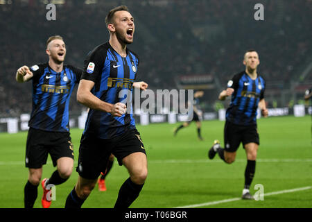 Stefan de Vrij de Internazionale célèbre après avoir marqué deuxième but pour son côté au cours de la Serie A 2018/2019 match de football entre l'AC Milan et FC Banque D'Images