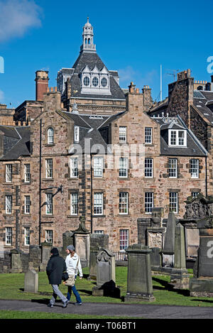 Un couple walking through the Greyfriars Kirkyard dans la vieille ville d'Édimbourg. Banque D'Images