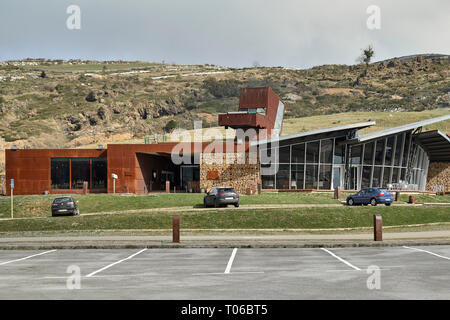 Bâtiment d'accès à El Soplao cave, terrasse vitrée du restaurant à Cantabria, Espagne, Europe Banque D'Images