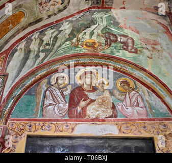 Photos et images de la fresque de tympan byzantin Theotokos, représentant la Vierge Marie, Mère de Dieu, et de l'enfant, 1126-1130, dans l'abside de t Banque D'Images