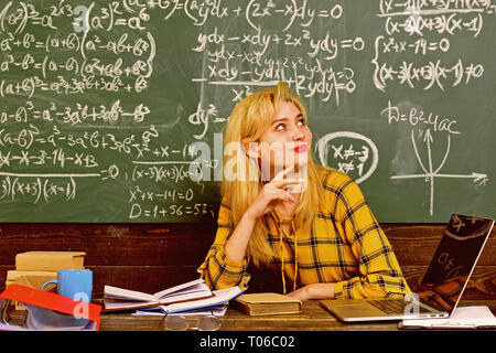 High school college students studying et lire ensemble dans la catégorie concepts d'éducation. La réputation des enseignants est de l'or. Étudiant devra être dédié Banque D'Images