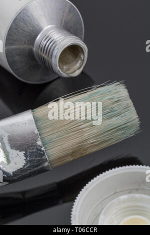 Close-up la macro-photo de Daler-Rowney peinture acrylique soluble dans l'eau, tube et pinceau. Métaphore pour être créatif, peinture, artistique. Banque D'Images