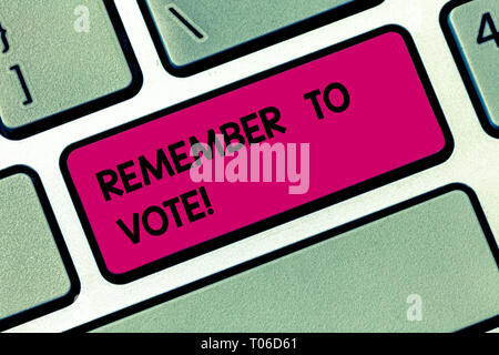 Main conceptuel écrit, indiquant n'oubliez pas de voter. Sens Concept n'oubliez pas de choisir et de donner votre voix à bon candidat touche clavier Intention t Banque D'Images