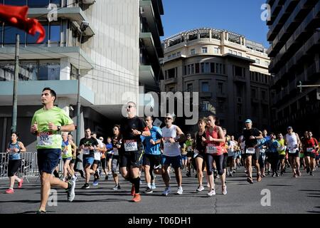 Porteur vu tournant à la course du semi-marathon d'Athènes 2019. Banque D'Images