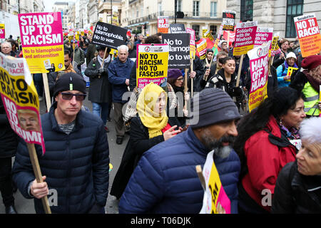 Les protestataires sont vu la tenue des pancartes lors de la manifestation. Des milliers de personnes avec des pancartes et des bannières sont vus marcher contre le racisme pour marquer contre le racisme DES NATIONS UNIES Journée mondiale d'action. L'attaque terroriste contre une mosquée à Christchurch, Nouvelle-Zélande le vendredi 15 mars 2019 qui a laissé 50 morts est un rappel que le mouvement anti-raciste doit prendre des mesures d'urgence. Banque D'Images