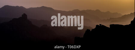 Coucher du soleil à Caldera de Tejeda, Degollada de las Palomas, Misty Mountain panorama paysage nuances couche de Pico de la Gorra, Gran Canaria Island, Spai Banque D'Images