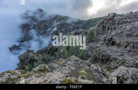 Misty Mountain vue paysage érodé de l'arche de pierre savent que la Ventana del Nublo ou Agujereada. L'un des endroits le plus haut dans l'île de Grande Canarie. Banque D'Images