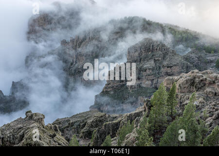 Misty Mountain vue paysage érodé de l'arche de pierre savent que la Ventana del Nublo ou Agujereada. L'un des endroits le plus haut dans l'île de Grande Canarie. Banque D'Images