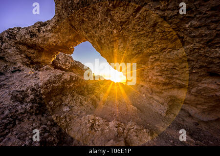 Coucher du soleil et de la vue paysage mountin érodée arch savent comme La Ventana del Nublo ou Agujereada. L'un des endroits dans hisgest Gran Canaria Island. Banque D'Images