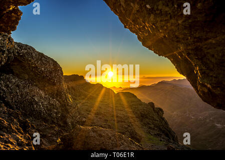 Coucher du soleil et la montagne paysage érodé de l'arche de pierre savent que la Ventana del Nublo ou Agujereada. L'un des endroits le plus haut dans l'île de Grande Canarie. Banque D'Images