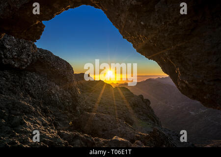 Coucher du soleil et la montagne paysage érodé de l'arche de pierre savent que la Ventana del Nublo ou Agujereada. L'un des endroits le plus haut dans l'île de Grande Canarie. Banque D'Images