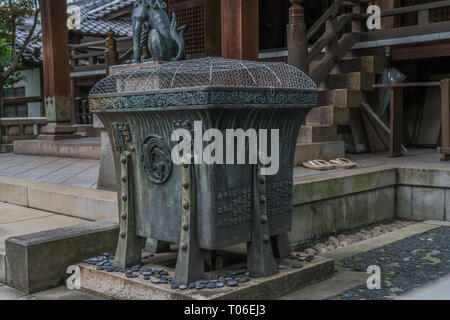 Taito-ku, Tokyo - le 27 juillet 2017 : Haiden (salle de culte) Gojoten de Jinja. Situé dans le parc Ueno, est consacré par l'érudit Sugawara no Michizaneto Banque D'Images