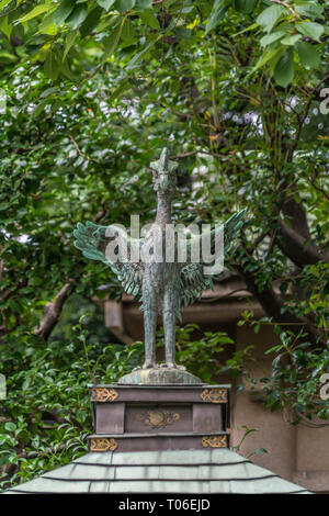 Taito-ku, Tokyo - le 27 juillet 2017 : la sculpture d'oiseaux en haut de temizuya (lieu à mains propres) d'Gojoten jinja. Situé dans le parc Ueno Banque D'Images
