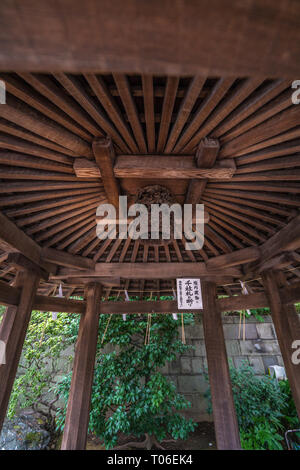 Taito-ku, Tokyo - le 27 juillet 2017 : Toiture détail de style rare ou Temizuya Chozuya (place pour les mains propres) Gojoten à Jinja. Situé dans le parc Ueno Banque D'Images
