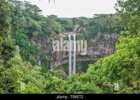 Vue sur la cascade de Chamarel avec jungle sur l'île Maurice Banque D'Images