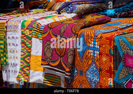 Colorés et dynamiques et tissu tissu avec des schémas dynamiques affichées sur un marché de rue table. Banque D'Images