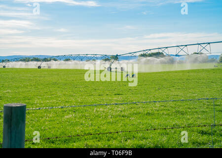 Grand mobile système de gicleurs d'irrigation pour les terres agricoles de la distribution de l'eau la gestion des pâturages, Central Otago en Nouvelle-Zélande Banque D'Images