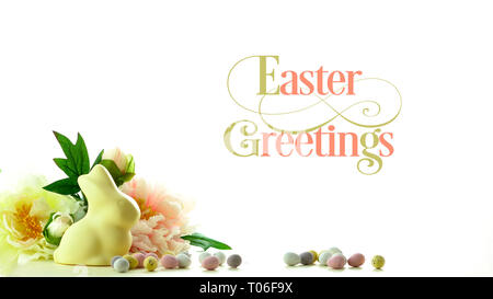 Thème de Pâques au chocolat blanc fond bunny, les oeufs et les fleurs de printemps, la frontière et salutations de Pâques texte. Banque D'Images