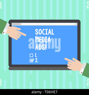L'écriture de texte Word Social Media Ads. Photo d'affaires mettant en valeur la publicité en ligne qui mettent l'accent sur des services de réseaux sociaux hu mains analyse des deux Banque D'Images