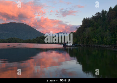 Magnifique coucher de soleil sur le fjord Puyuhuapi au Ventisquero Sound, Patagonie, d'Aysen, Chili Banque D'Images