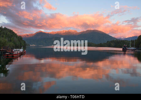 Magnifique coucher de soleil sur le fjord Puyuhuapi au Ventisquero Sound, Patagonie, d'Aysen, Chili Banque D'Images