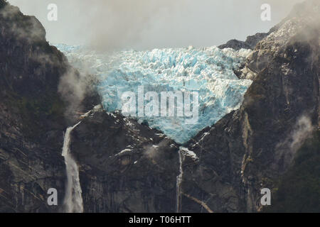 Ventisquero Colgante glacier suspendu dans le Parc National Queulat, Patagonie, d'Aysen, Chili Banque D'Images