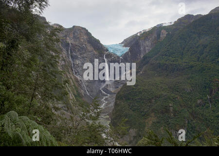 Ventisquero Colgante glacier suspendu dans le Parc National Queulat, Patagonie, d'Aysen, Chili Banque D'Images