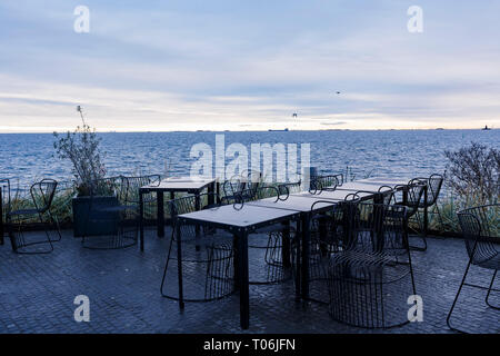 Belle table et chaise avec vue sur la mer près de la célèbre Aquarium National de Danemark Copenhague, Danemark Banque D'Images