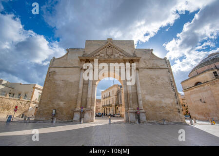 La porte Porta Napoli (Naples) l'entrée de la vieille ville de Lecce, Pouilles, Italie, région Puglia Banque D'Images