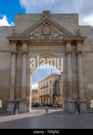La porte Porta Napoli (Naples) l'entrée de la vieille ville de Lecce, Pouilles, Italie, région Puglia Banque D'Images