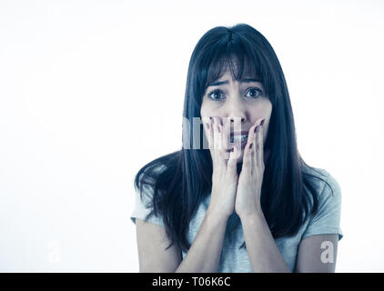 Close up of young woman sentiment effrayé et choqué de faire peur, l'anxiété des gestes. À terrifiée et désespérée. Les gens et les expressions et em Banque D'Images