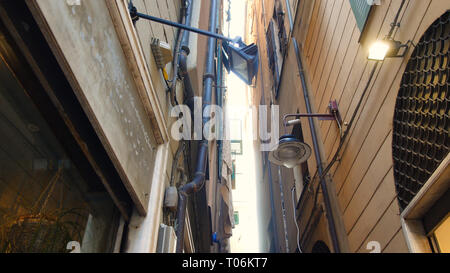 Vue de dessous vers le ciel dans les ruelles typiques, les rues étroites dans le centre de Gênes Banque D'Images