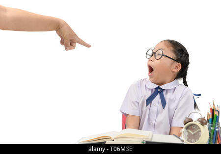 Concept de la famille ; la mère réprimande sa fille et elle choqué isolé sur fond blanc. Elle ne peut pas faire ses devoirs. Banque D'Images