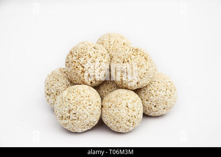 Photo de cholai ke laddu. Isolé sur le fond blanc. Banque D'Images