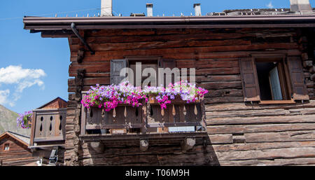 Livigno balcon fleuri balcons ornementaux Banque D'Images