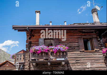 Livigno balcon fleuri balcons ornementaux Banque D'Images