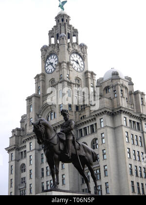 Monument d'Édouard VII, Georges pier head, Liver Building, Liverpool, Royaume-Uni Banque D'Images