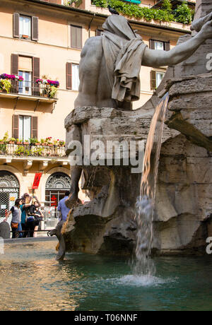 Le Dieu du Nil de la Fontaine des quatre Rivières, Piazza Navona Rome, couvert pour représenter que la source de la rivière était inconnue à cette époque, Italie. Banque D'Images