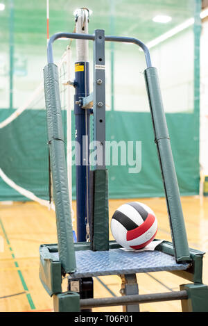 Rouge, noir et blanc, et de volley-ball net dans un gymnase de l'école, orientation verticale Banque D'Images