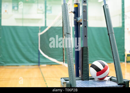 Rouge, noir et blanc, et de volley-ball net dans le gymnase d'une école Banque D'Images