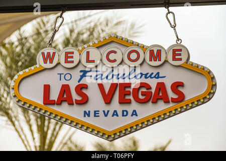 LAS VEGAS, NV, USA - Février 2019 : Neon Sign 'Welcome to Fabulous Las Vegas" au-dessus de l'entrée d'un magasin de souvenirs à Las Vegas. Banque D'Images