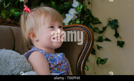 Portrait de funny little girl at home Banque D'Images