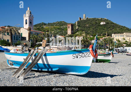 NOLI, Ligurie, 23 octobre 2018. Une vue de la belle ville de bord de mer de la plage des pêcheurs. Les bateaux de pêche de travail sont établis sur l'être Banque D'Images