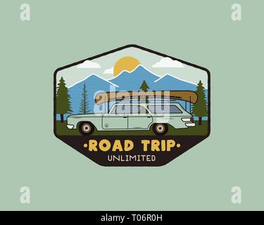 Vintage road trip dessiné à la main carriding avec patch logo à travers les montagnes paysage et citer - Road Trip illimité. Camping en plein air de style ancien Illustration de Vecteur