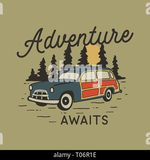 Dessiné à la main vintage travel badge avec voiture camp, des pins et des devis - l'aventure vous attend. Style ancien emblème de l'aventure en couleurs silhouette rétro Illustration de Vecteur