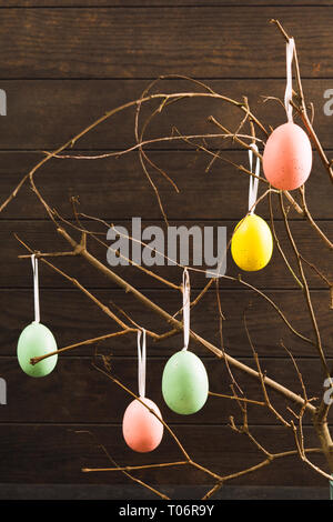 Pas de vrais œufs de Pâques sur les branches sur fond en bois brun avec copie espace Banque D'Images