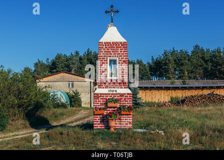 Route de culte dans petit village dans la région de Cachoubie Pologne Banque D'Images