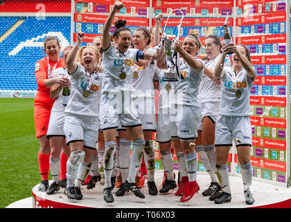 CARDIFF, Royaume-Uni, 15 avril 2018. Swansea City Mesdames célébrer après avoir remporté la FAW Women's Cup après une victoire (2-1) sur la ville de Cardiff à t Banque D'Images