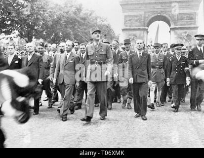 La libération de Paris, 25 - 26 août 1944, le général Charles de Gaulle et son entourage est parti de l'Arc de Triomphe sur les Champs Elysées de Notre Dame pour un service d'action de grâce après la libération de la ville en août 1944 Banque D'Images